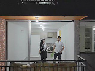 Asesora de inmobiliaria seduce a su cliente para venderle la casa JENIFERPLAY